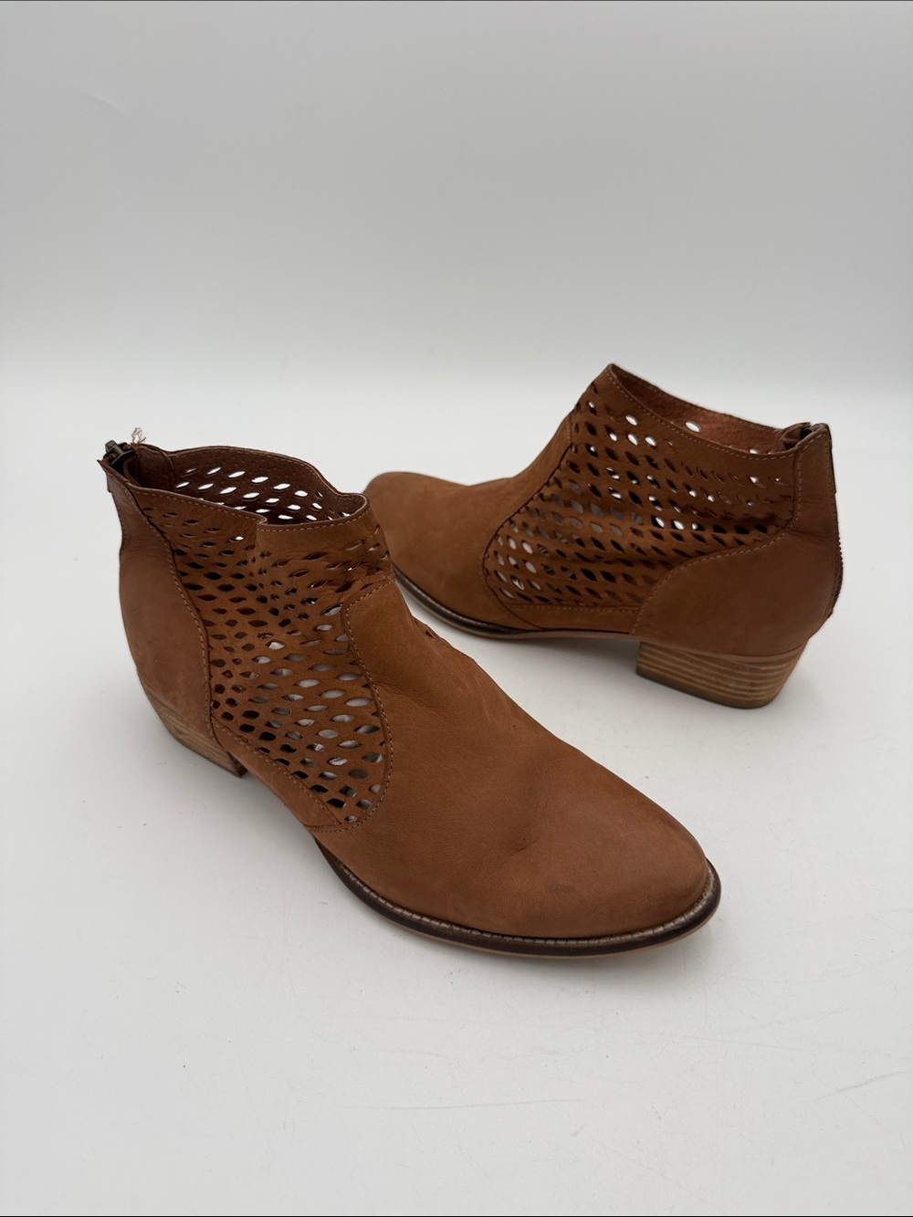 Seychelles Women’s Brown Perforated Ankle Booties 9 casual festival fall Y2K